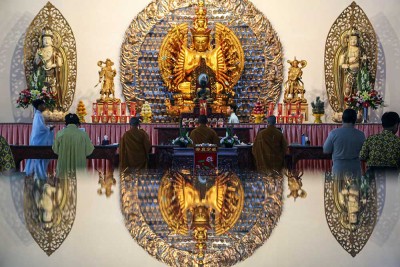 Jelang Waisak, Umat Buddha di Semarang Gelar Ritual Upacara Pemandian Buddha Rupang