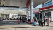 Antrean Mengular Demi Isi Pertalite di Semarang