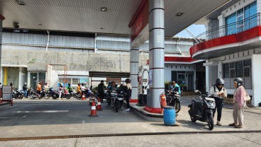 Antrean Mengular Demi Isi Pertalite di Semarang