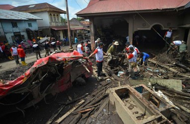 Mensos Risma: Posko Pengungsian Tanah Datar Sumbar Berisiko Dilalui Lahar Dingin