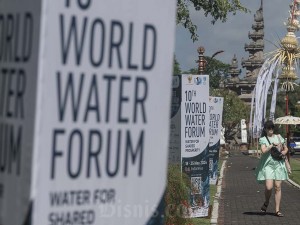 Wisatawan asing berjalan di dekat poster World Water Forum (WWF) dan penjor atau hiasan janur kuning khas Bali di Jl. Ngurah Rai, Nusa Dua, Bali, Jumat (17/5/2024). Antara/Nova Wahyudi
