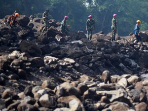 Tim SAR gabungan melakukan pencarian korban banjir bandang di Kecamatan Rambatan, Tanah Datar, Sumatra Barat, Jumat (17/5/2024). Antara/Iggoy el Fitra