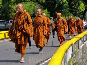 Sejumlah Bhikkhu Thudong berjalan kaki menyusuri jalan raya di Bengkal, Kranggan, Temanggung, Jawa Tengah, Minggu (19/5/2024).