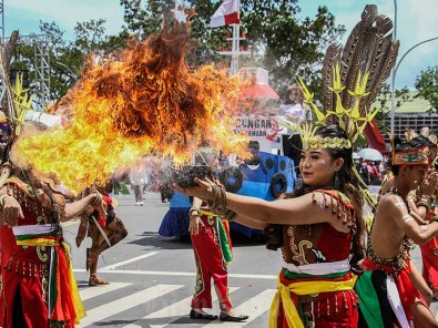 Parade Karnaval Festival Budaya Isen Mulang 2024