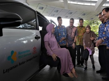 Toyota Indonesia Serahkan Sienta Welcab untuk RS Ortopedi Soeharso Surakarta