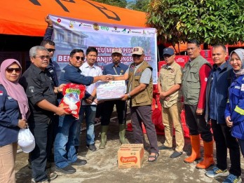 SKK Migas - KKKS Salurkan 1.000 Paket Bantuan Bagi Korban Banjir dan Longsor di Sumbar