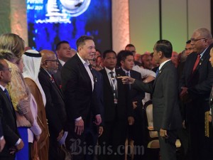 Presiden Joko Widodo berbincang dengan CEO SpaceX dan Tesla Elon Musk saat pembukaan World Water Forum ke-10 2024 di Nusa Dua, Bali, Senin (20/5/2024).