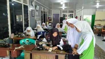 Semangat Wiwin Bangun Usaha Menjahit Setelah Ikut Pelatihan Vokasi PHR