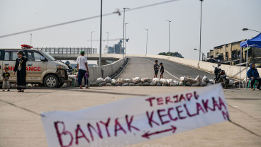 Jalan Layang Ciroyom Ditutup Oleh Warga