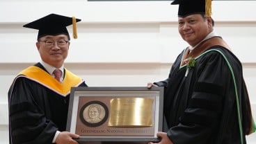 GNU Anugerahkan Doktor Honoris Causa untuk Menko Airlangga