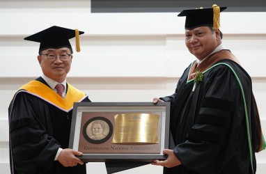 GNU Anugerahkan Doktor Honoris Causa untuk Menko Airlangga