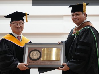 GNU Anugerahkan Doktor Honoris Causa untuk Menko Airlangga