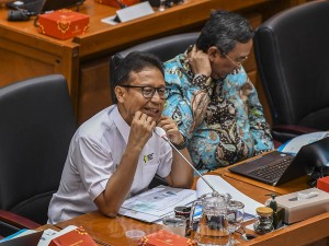 Menteri Kesehatan Budi Gunadi Sadikin (kiri) mengikuti rapat kerja dengan Komisi IX DPR di Kompleks Parlemen, Senayan, Jakarta, Selasa (21/5/2024).