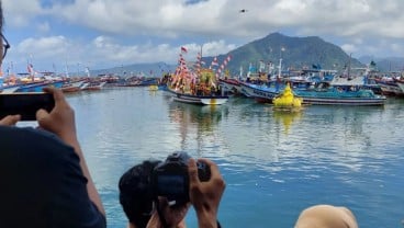 Ritual Adat Labuh Laut Sembonyo di Prigi Trenggalek Meriah