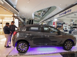 Pengunjung mencari informasi mobil tentang Suzuki pada pameran mobil di Lippo Mall Puri, Jakarta, Selasa (21/5/2024).