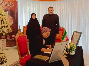 Menlu Retno Teken Buku Belasungkawa: Indonesia Turut Berduka atas Wafatnya Presiden Iran