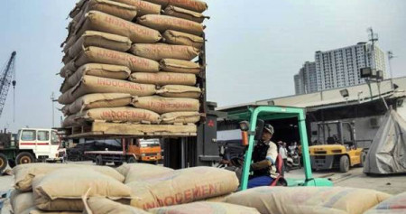 Pekerja melakukan aktivitas bongkar muat semen di Pelabuhan Sunda Kelapa, Jakarta, Senin (4/9). - Bisnis/Felix Jody Kinarwan