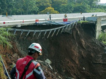 PUPR Kebut Perbaikan Tol Bocimi yang Longsor, Kapan Rampung?