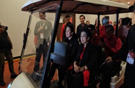 Hadiri Rakernas V PDIP, Puan dan Megawati Datang ke Lokasi Naik Mobil Golf