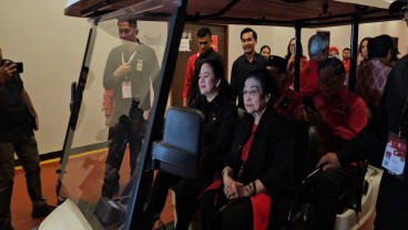 Hadiri Rakernas V PDIP, Puan dan Megawati Datang ke Lokasi Naik Mobil Golf