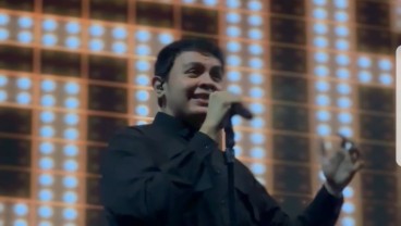 Tulus Obati Kerinduan Ribuan Penggemar di Malang