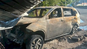 Mobil MPV Pengangkut 420 Liter BBM Hangus Terbakar