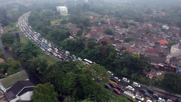 Kepadatan Kendaraan Jalur Wisata Puncak Bogor Saat Libur Panjang