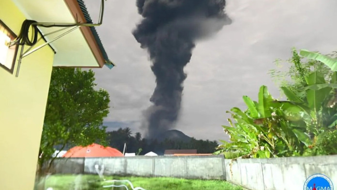 Gunung Ibu di Halmahera Lontarkan Awan Abu Raksasa
