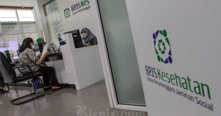 Karyawan melayani peserta di salah satu kantor cabang Badan Penyelenggara Jaminan Sosial (BPJS) Kesehatan di Jakarta, Selasa (12/7/2022). Bisnis/Fanny Kusumawardhani