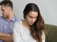 8 Tanda Perempuan Kesepian dan Tidak Bahagia Dalam Hubungan