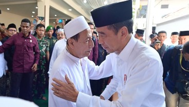 Jokowi Takziah ke Rumah Duka Almarhumah Syarifah Salma, Istri Habib Luthfi bin Yahya