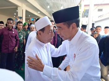 Jokowi Takziah ke Rumah Duka Almarhumah Syarifah Salma, Istri Habib Luthfi bin Yahya