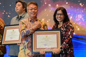 Bisnis Indonesia Terima Penghargaan Vritta Aksata
