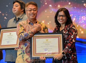 Bisnis Indonesia Terima Penghargaan Vritta Aksata