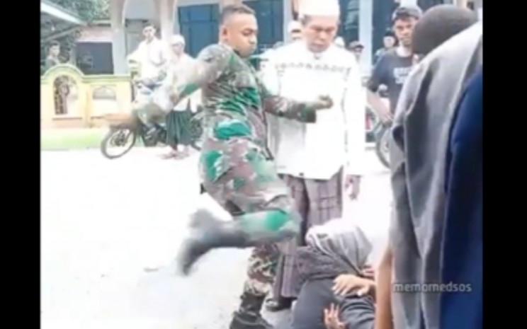 Tangkapan layar video seorang TNI hendak menendang kepala pemotor yang diduga menabrak dirinya dan sang istri - Twitter