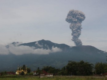 Gunung Marapi Sumbar Erupsi, Semburkan Abu Vulkanik Setinggi 2 KM