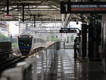 Penampakan Alat Berat Rusak dan Kereta yang Lecet Akibat Crane Jatuh di Jalur MRT