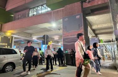 Penumpang MRT Terlantar Imbas Besi Crane Proyek Kejagung Jatuh