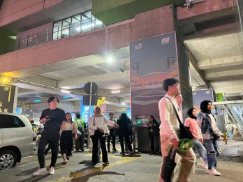 Penumpang MRT Terlantar Imbas Besi Crane Proyek Kejagung Jatuh