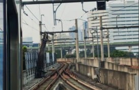 Detik-Detik Besi Crane Jatuh di Jalur MRT Jakarta hingga Layanan Disetop