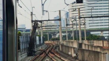 Detik-Detik Besi Crane Jatuh di Jalur MRT Jakarta hingga Layanan Disetop