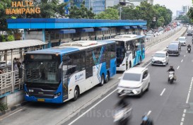 Transjakarta Tambah Armada Imbas Besi Crane Jatuh di Jalur MRT