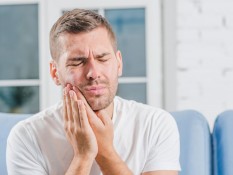 Penyebab dan Gejala Periodontitis, Penyakit Gigi yang Sering Menyerang Orang Dewasa