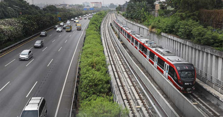 Rangkaian kereta Lintas Rel Terpadu (LRT) melintas di Jakarta, Sabtu (9/9/2023). Bisnis/Arief Hermawan P