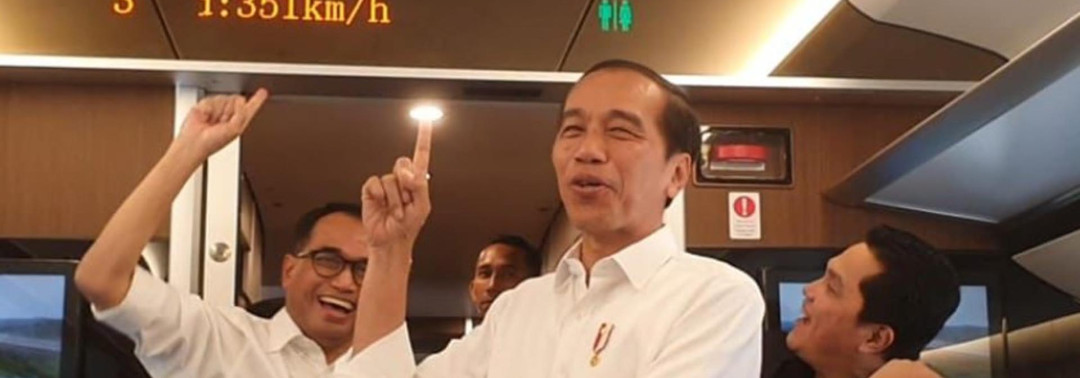 Presiden RI Joko Widodo (Jokowi) dan beberapa menteri bersorak-sorai kala kecepatan maksimal 351 km per jam dari Kereta Cepat Jakarta Bandung (WHOOSH) saat melakukan uji coba kelayakan fasilitas moda tersebut, Rabu (13/9/2023). / JIBI - Akbar Evandio