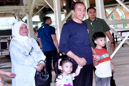 Momen Kehangatan Jokowi dan Iriana Bersama Dua Cucunya Berwisata di TMII