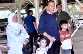 Momen Kehangatan Jokowi dan Iriana Bersama Dua Cucunya Berwisata di TMII