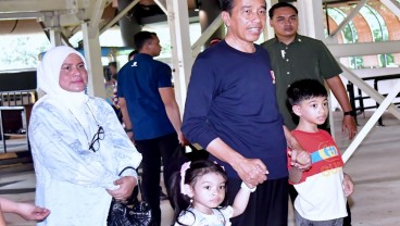 Momen Kehangatan Jokowi dan Iriana Bersama Dua Cucunya Berwisata di TMII