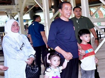 Momen Kehangatan Jokowi dan Iriana Bersama Dua Cucunya Berwisata di TMII