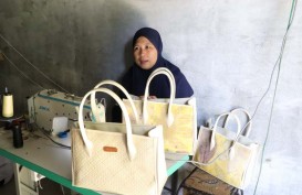 Jelajah UMKM: Karya Tangan Perempuan Penyulam Pandan di Pantai Cermin